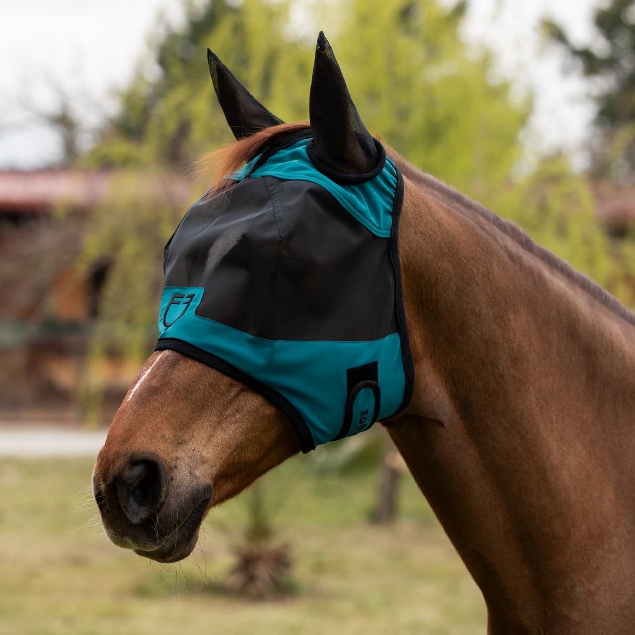 Maschera antimosche con logo frontale, vista 1